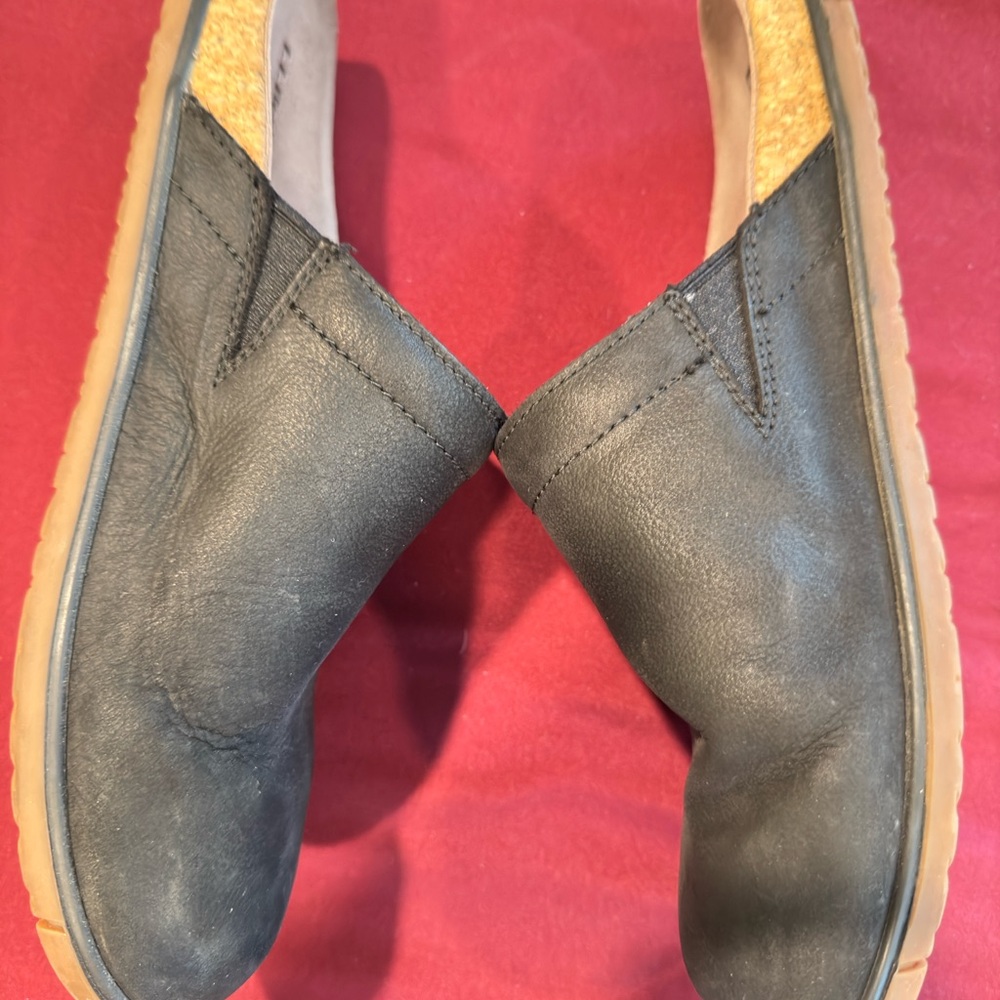L.L. Bean woman’s Black Leather Slip-On Shoes size 9 - Picture 4 of 8